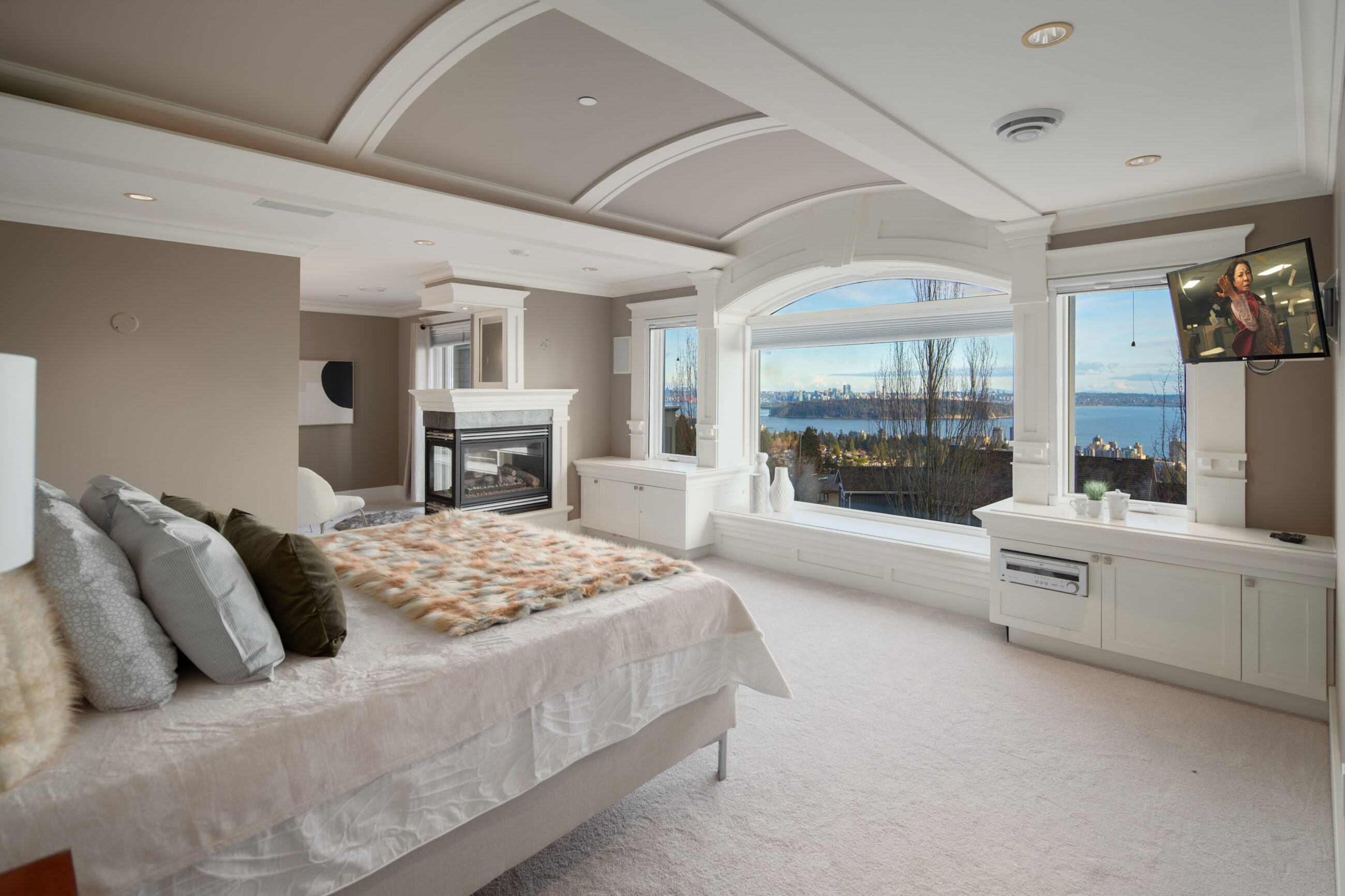 CUSTOM GORGEOUS HOME WITH PANORAMIC VIEW -- 2291 Orchard Ln, West Vancouver